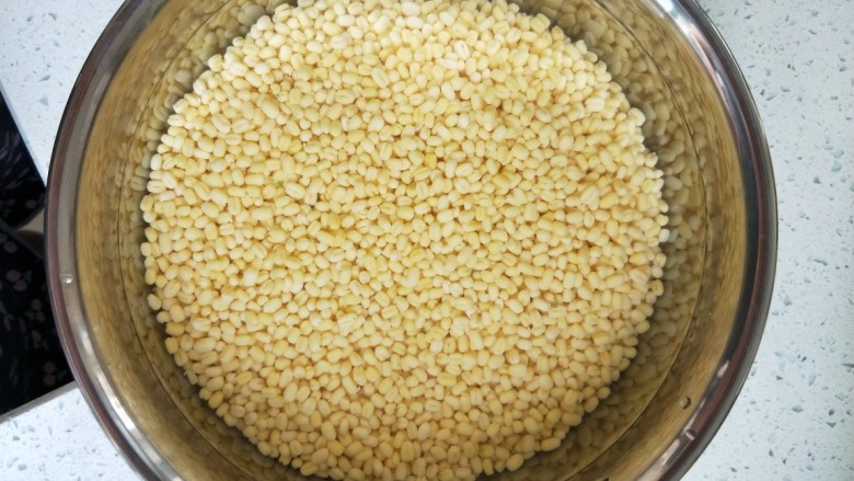 绿豆糕,去皮绿豆洗净后用冷水浸泡三小时，天热记得冷藏，不然会出豆芽😁