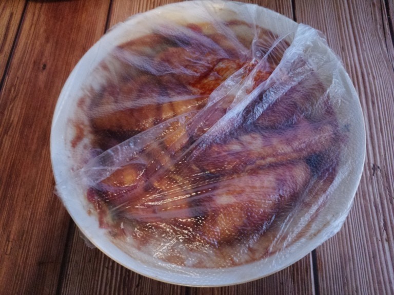 自制烤鸡翅,抓匀,然后盖上保鲜膜,入冰箱腌制八小时以上。