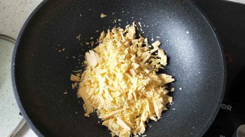 绿豆糕,<a style='color:red;display:inline-block;' href='/shicai/ 887'>黄油</a>融化后，将豆泥放入不粘锅翻炒至将<a style='color:red;display:inline-block;' href='/shicai/ 887'>黄油</a>吸收