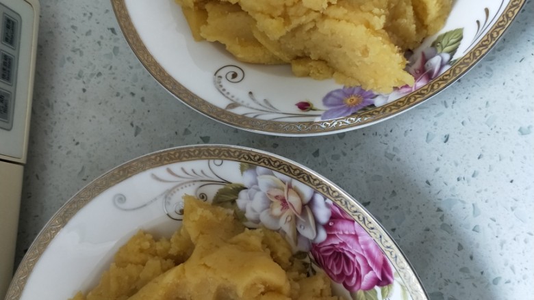 绿豆糕,绿豆泥成团表面光滑后盛出，晾凉
我前面打豆泥时候牛奶加多了，翻炒了很久，最后炒不动了，豆泥还欠火候