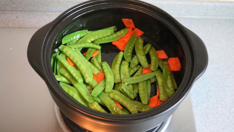 砂锅爆炒荷兰豆,继续翻炒1分钟;