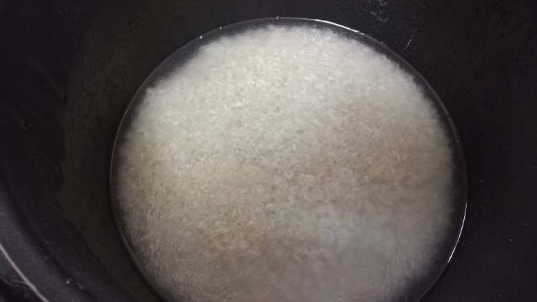 咖喱蛋包饭,米淘洗干净后,加盐加油,水比平常煮饭少一点,这样煮出来的饭用来炒饭才好吃