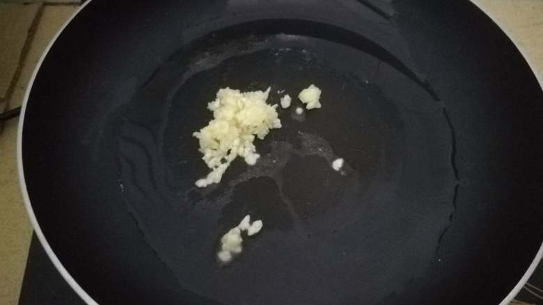 咖喱蛋包饭,热锅热油,放入蒜蓉爆香