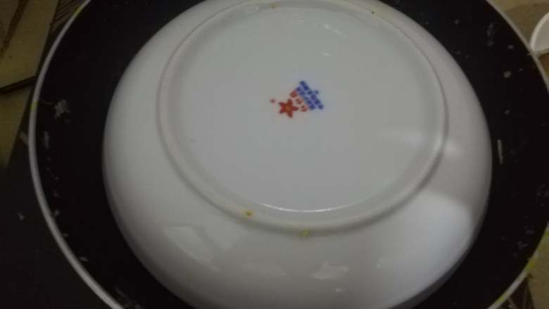 咖喱蛋包饭,倒扣一个碟子,然后翻转锅子