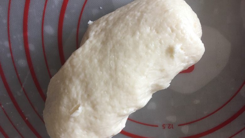 麻薯,揉成光滑不粘手的面团,记得戴手套和面,过程太粘