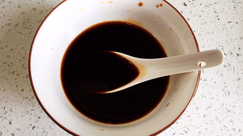 清蒸鲈鱼,碗里放一点盐，一勺白<a style='color:red;display:inline-block;' href='/shicai/ 10588'>糖</a>，一勺<a style='color:red;display:inline-block;' href='/shicai/ 788'>生抽</a>、四勺<a style='color:red;display:inline-block;' href='/shicai/ 864'>蒸鱼豉油</a>，一勺<a style='color:red;display:inline-block;' href='/shicai/ 718'>料酒</a>，搅匀