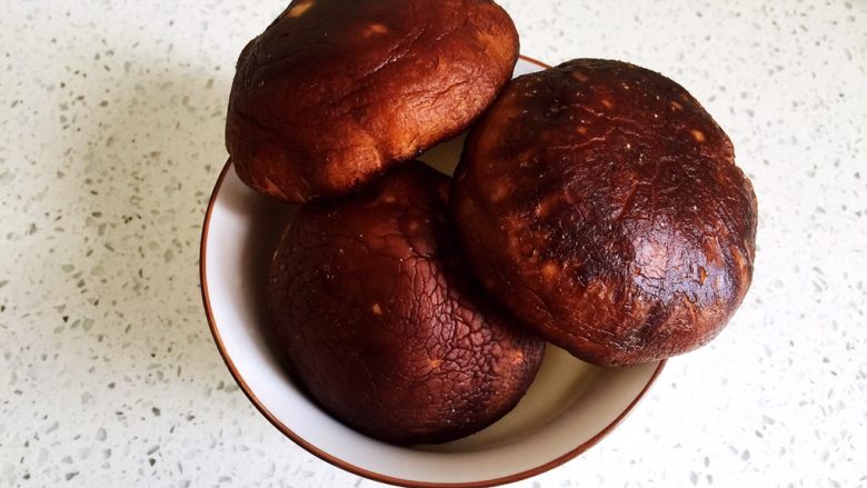 清蒸鲈鱼,<a style='color:red;display:inline-block;' href='/shicai/ 10243'>新鲜香菇</a>洗干净，切片