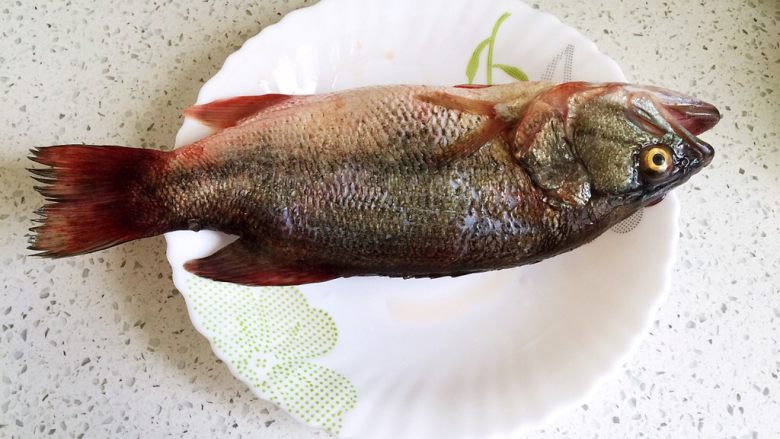 清蒸鲈鱼,<a style='color:red;display:inline-block;' href='/shicai/ 371'>鲈鱼</a>洗干净