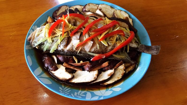 清蒸鲈鱼,出锅，今天家里有90岁的老奶奶，就没有费心思的拍照，大家见谅哈