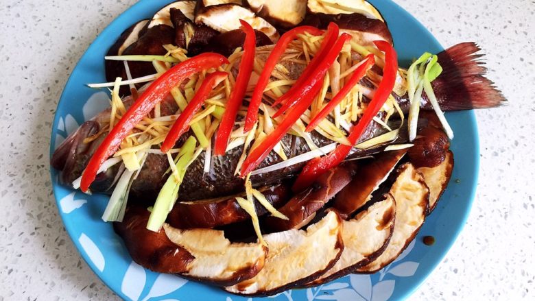 清蒸鲈鱼,生姜、<a style='color:red;display:inline-block;' href='/shicai/ 3250'>葱</a>、<a style='color:red;display:inline-block;' href='/shicai/ 81430'>红菜椒</a>切细丝，撒在鱼身上，把调好的汁均匀的淋在上面