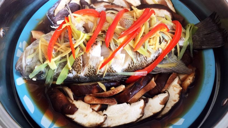 清蒸鲈鱼,上锅蒸，上汽后大火蒸10分钟