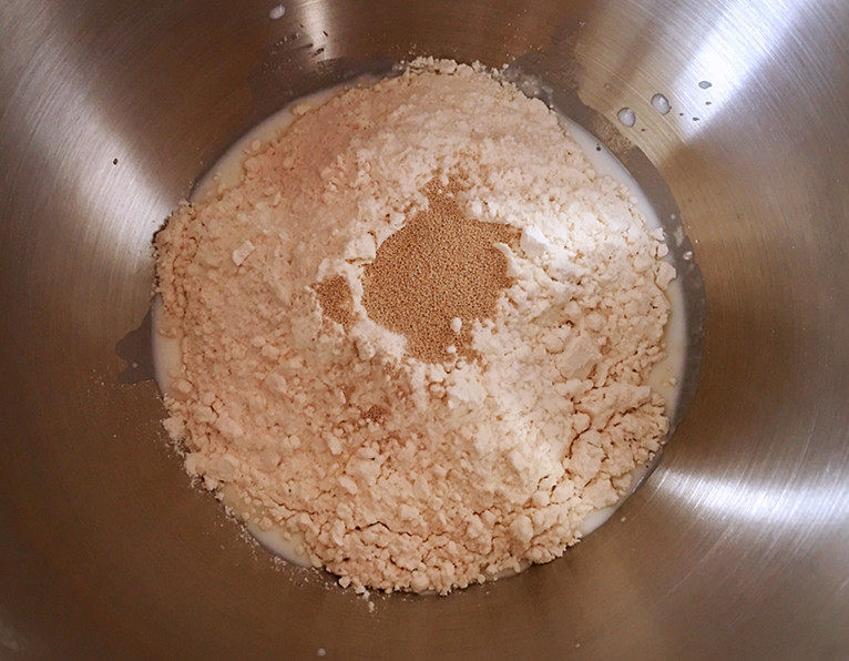 日式红豆包,将主料中除<a style='color:red;display:inline-block;' href='/shicai/ 887'>黄油</a>以外的其它原材料按照底层液体、糖、盐,中层粉类,上层酵母的顺 序放入厨师机。