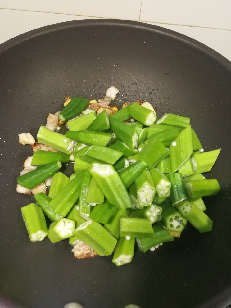 五花肉炒秋葵,加人秋葵,和五花肉一起翻炒至秋葵成熟,加入葱花和适量调味的盐和<a style='color:red;display:inline-block;' href='/shicai/ 692'>酱油</a>炒匀