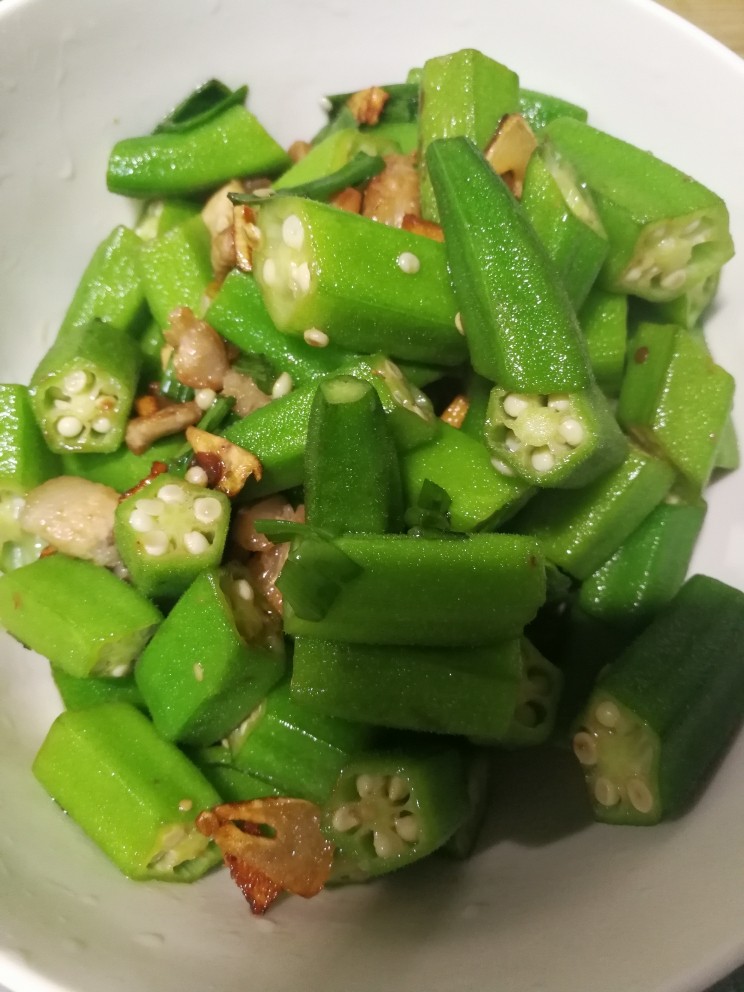 五花肉炒秋葵,装入盘中,大功告成
