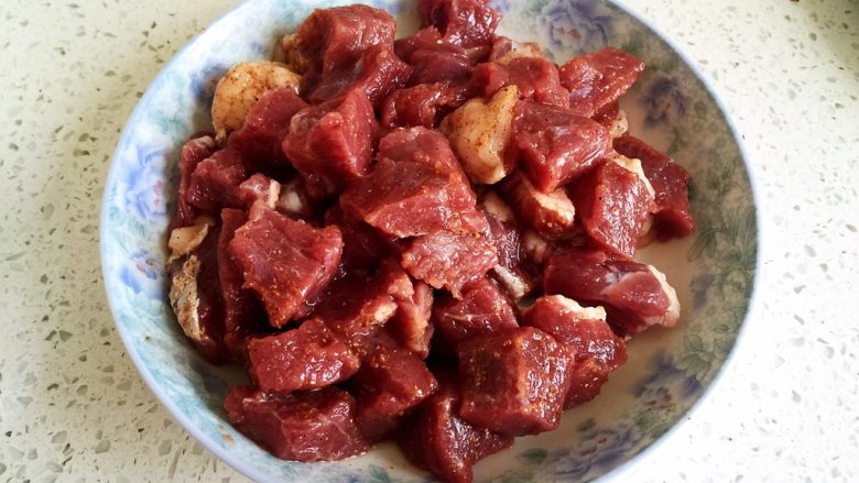 咖喱牛肉,用<a style='color:red;display:inline-block;' href='/shicai/ 718'>料酒</a>、盐、<a style='color:red;display:inline-block;' href='/shicai/ 12043'>花椒粉</a>、腌20分钟