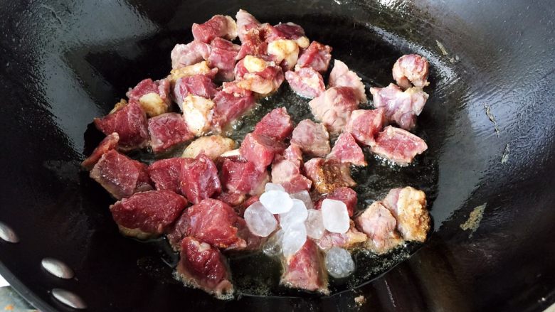 咖喱牛肉,热锅烧油,调中火,放入<a style='color:red;display:inline-block;' href='/shicai/ 866'>冰糖</a>和肉块、料酒,翻炒