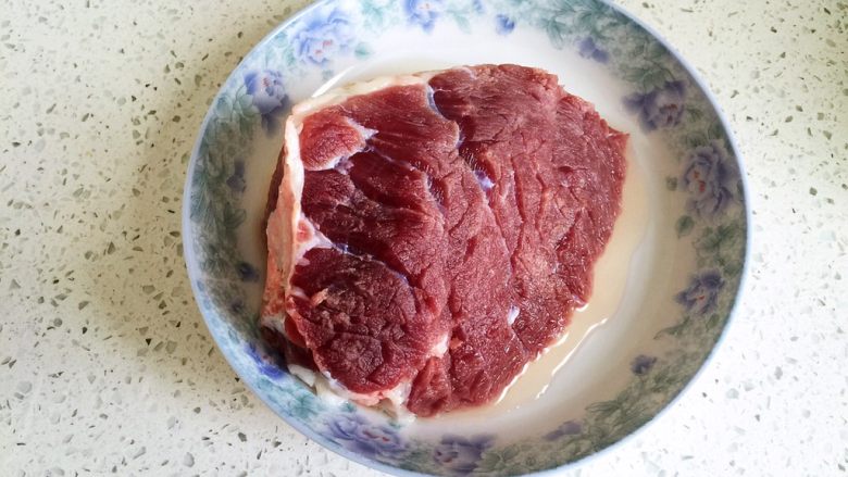 咖喱牛肉,新鲜<a style='color:red;display:inline-block;' href='/shicai/ 216'>牛肉</a>一块,洗干净、控水