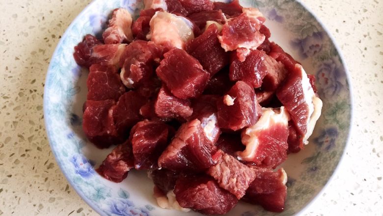 咖喱牛肉,牛肉涳干水分,切块