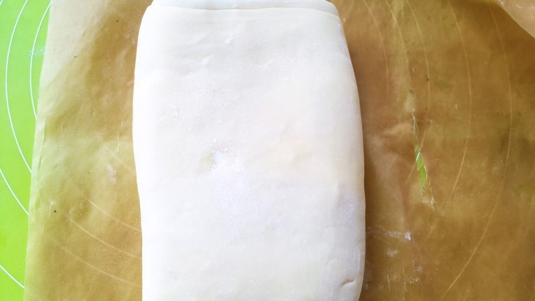 麻酱核桃手撕包,之后包裹上油纸，冰箱冷藏20分钟