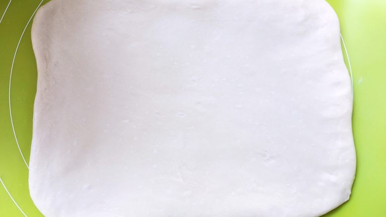 麻酱核桃手撕包,揉面垫上撒点干粉，将揉好的面团擀成长方形，大小是小号保鲜袋的大小，之后入冰箱冷冻20分钟