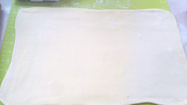 麻酱核桃手撕包,冰箱取出冷藏的面片，撒点干粉，擀成长方形，大约约为揉面垫的大小