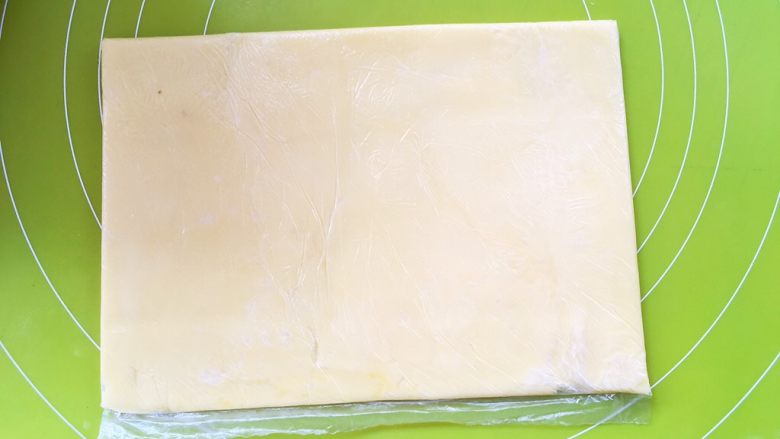 麻酱核桃手撕包,裹入用黄油室温软化，装入小号保鲜袋，将保鲜袋对折，用擀面杖将黄油擀成均匀厚度的黄油片，入冰箱冻硬