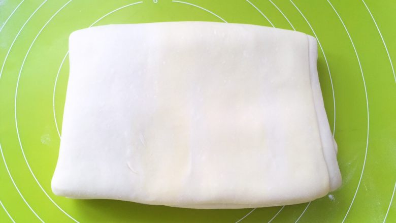 麻酱核桃手撕包,同样的方法，再次将面片折成四折