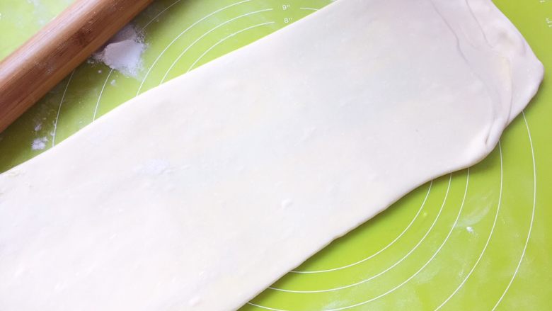 麻酱核桃手撕包,撒点干粉，再将将面片擀长，长度同样为50厘米左右