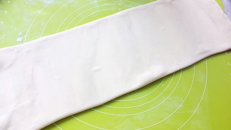 麻酱核桃手撕包,撒点干粉，将面片擀长，长度50厘米左右，正好是揉面垫斜角的长度