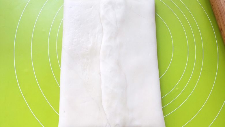 麻酱核桃手撕包,之后将两侧的面片对折，包裹上黄油，捏紧收口