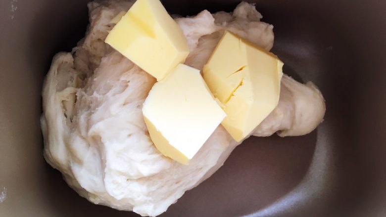 麻酱核桃手撕包,面团揉好后加入<a style='color:red;display:inline-block;' href='/shicai/ 887'>黄油</a>，继续启动揉面程序，将<a style='color:red;display:inline-block;' href='/shicai/ 887'>黄油</a>跟面团揉均匀