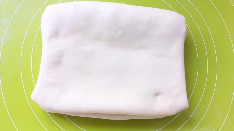 麻酱核桃手撕包,再对折，将面片折成四折