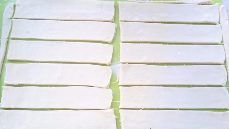 麻酱核桃手撕包,之后用钢尺裁成直角长方形，再均分成12等份