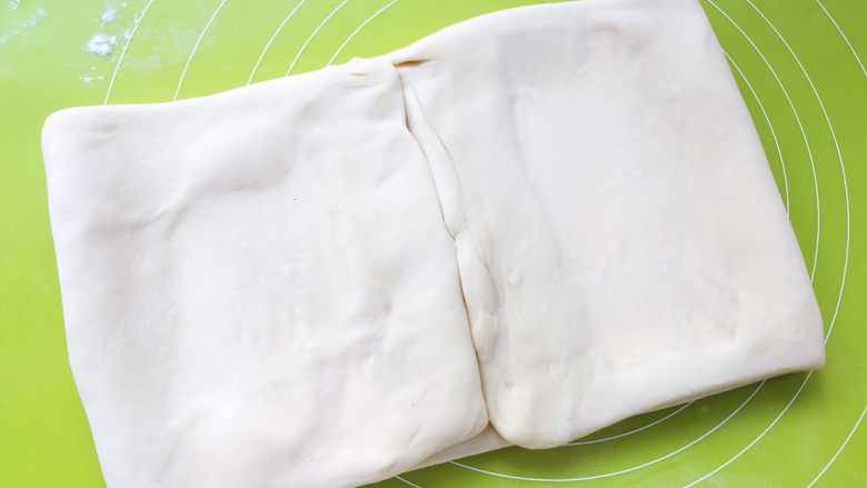 麻酱核桃手撕包,之后将两侧向中间对折