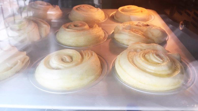 麻酱核桃手撕包,烤箱预热180度烤23分钟，表面上色即可