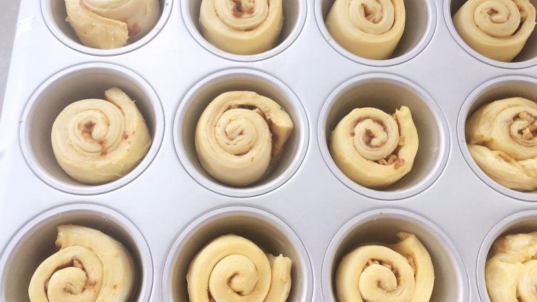 麻酱核桃手撕包,我家里的室温27度，发酵了快一个小时，家里太热的建议开空调，以免跑酥