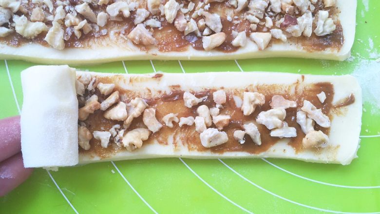 麻酱核桃手撕包,之后从一头卷起来