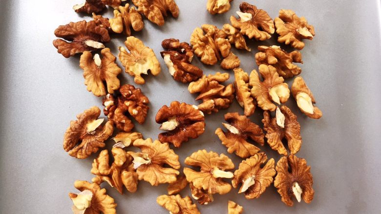 麻酱核桃手撕包,新鲜核桃去皮取85克<a style='color:red;display:inline-block;' href='/shicai/ 5056'>核桃仁</a>，烤箱预热180度，将<a style='color:red;display:inline-block;' href='/shicai/ 5056'>核桃仁</a>烤7、8分钟