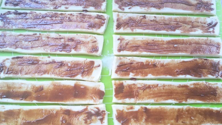 麻酱核桃手撕包,抹上适量的<a style='color:red;display:inline-block;' href='/shicai/ 122690'>麻酱</a>