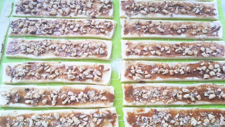 麻酱核桃手撕包,撒上核桃碎