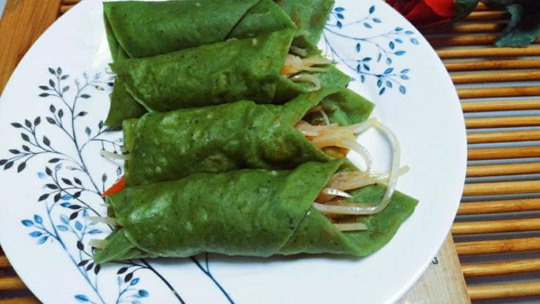 菠菜煎饼,卷上土豆丝味道棒棒哒