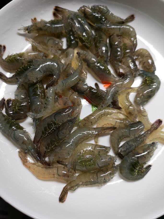 面煎虾(饼),虾剪去须和爪子,洗净备用