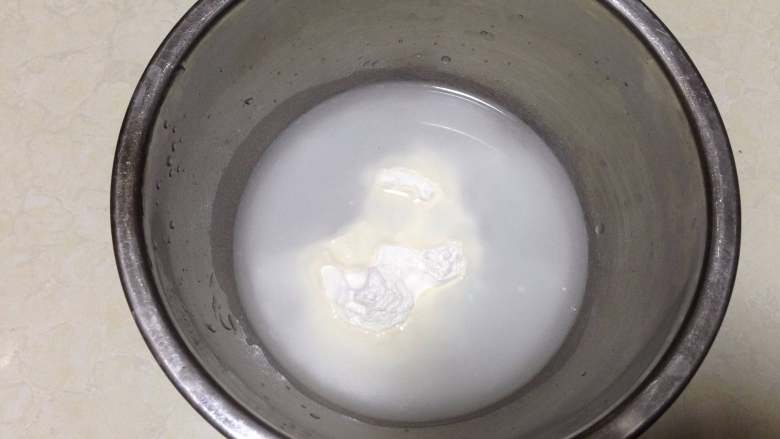 汤种椰油梭子排包,汤种的原料入锅, 搅拌至无面粉颗粒