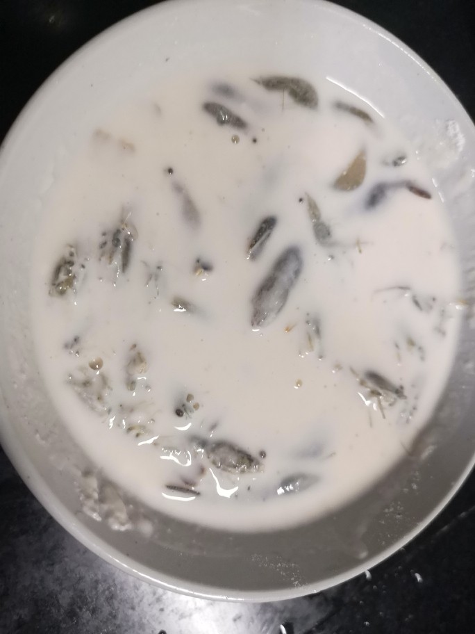 面煎虾(饼),混合均匀