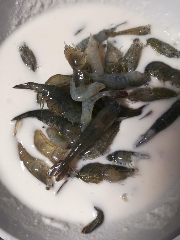 面煎虾(饼),放入处理好的虾
