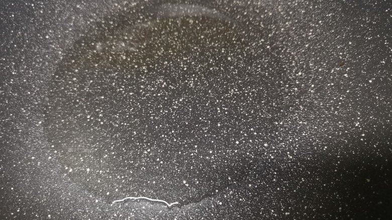 面煎虾(饼),不粘锅烧热倒入适量油