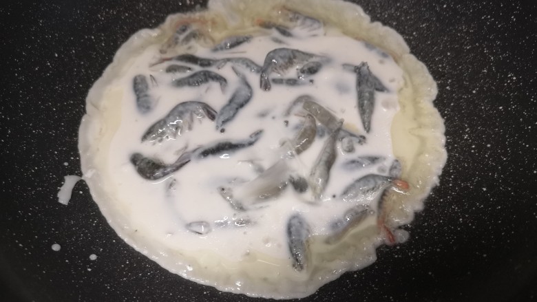 面煎虾(饼),转小火 快速倒入面糊,并快速把虾剥开不要聚在一起