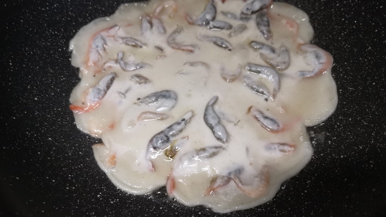 面煎虾(饼),等到面糊基本凝固变色 准备翻面
一定看清这个状态