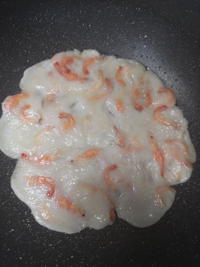 面煎虾(饼),这一步动作要快 要不然饼容易碎