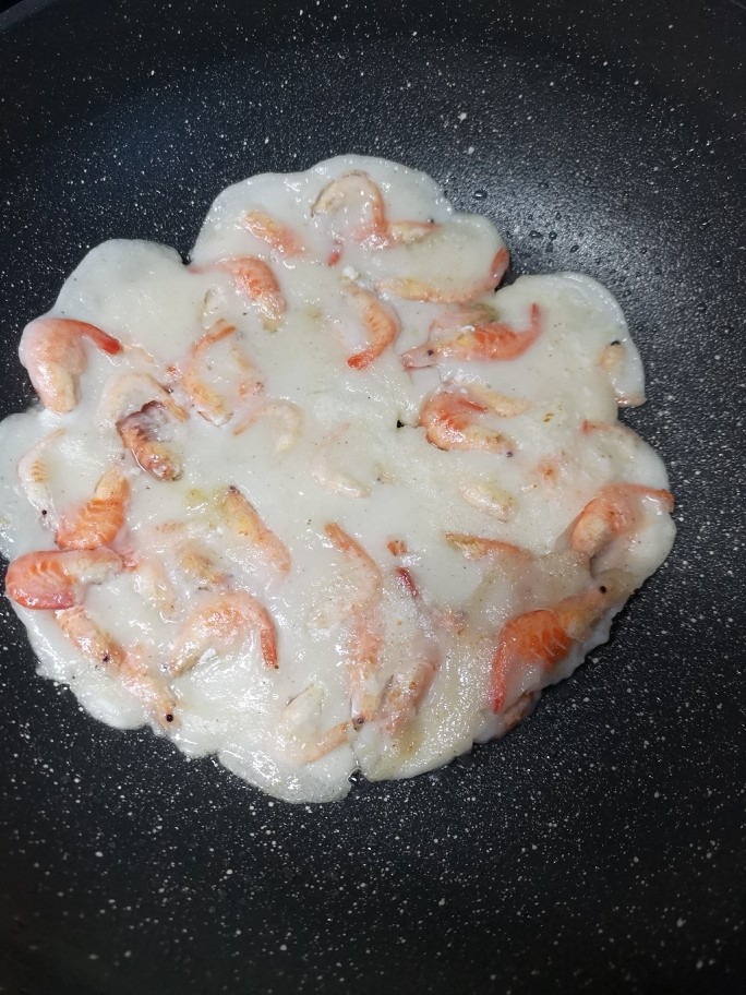 面煎虾(饼),小火煎2分钟面皮个虾变色就是熟了